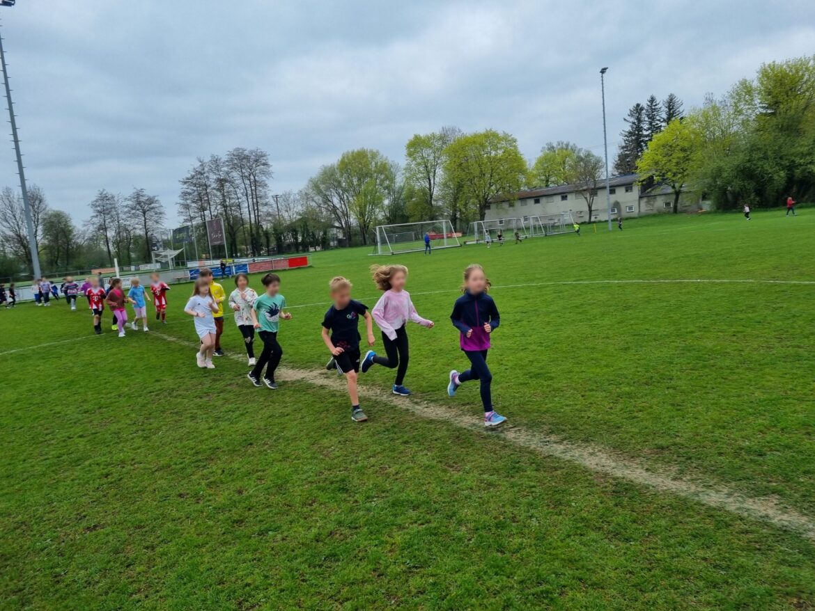 „Lauf dich fit“: Kinder laufen für den guten Zweck.  💙🏃 Gemeinsam laufen. Gemeinsam helfen. Gemeinsam stark. 🏃‍💙‍