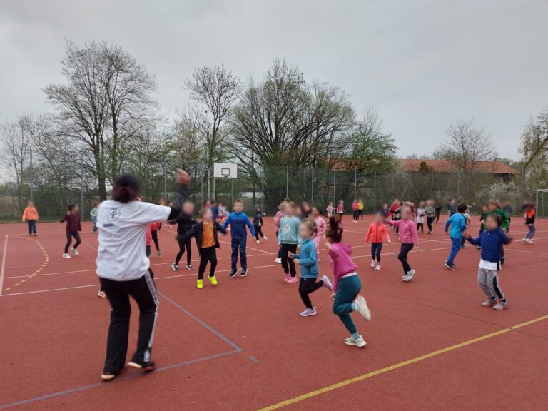 „Lauf dich fit“: Kinder laufen für den guten Zweck.  💙🏃 Gemeinsam laufen. Gemeinsam helfen. Gemeinsam stark. 🏃‍💙‍